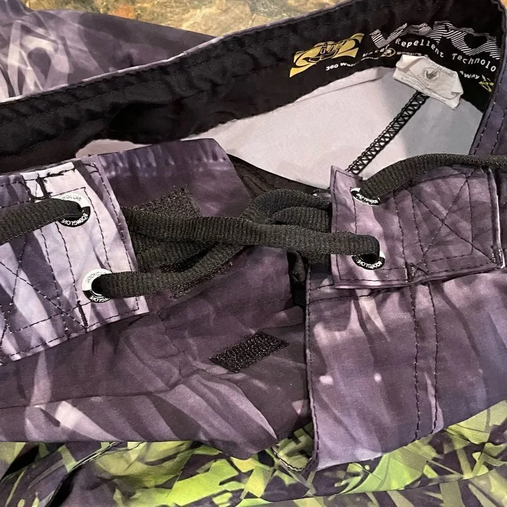 Body Glove men size 30 board short green black